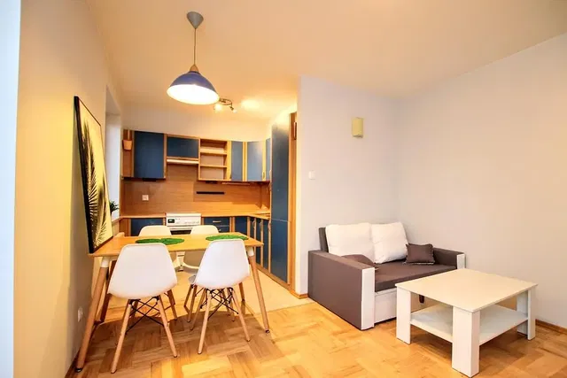 Mutfak; mutfak aletleri, ahşap zemin, doğal ışık, modern stil