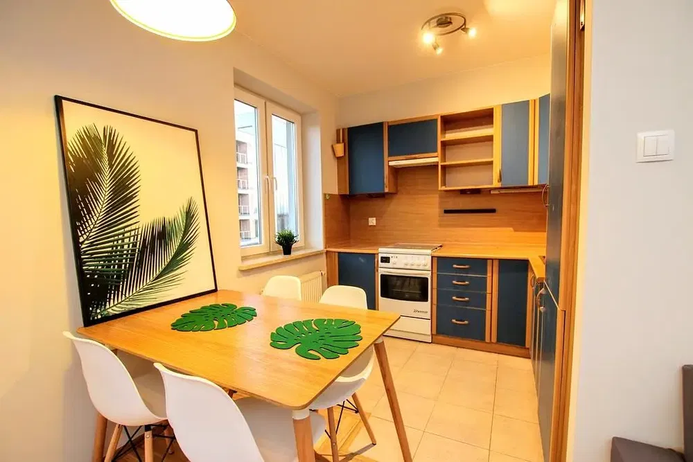 Mutfak; mutfak aletleri, ahşap zemin, doğal ışık, modern stil