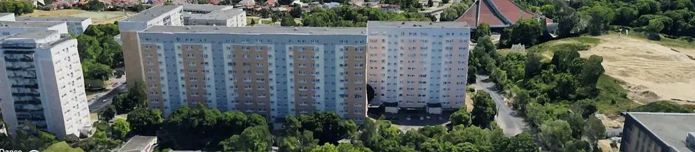 Kuhinja; kućanski aparati, drveni pod, prirodna svjetlost, moderan stil