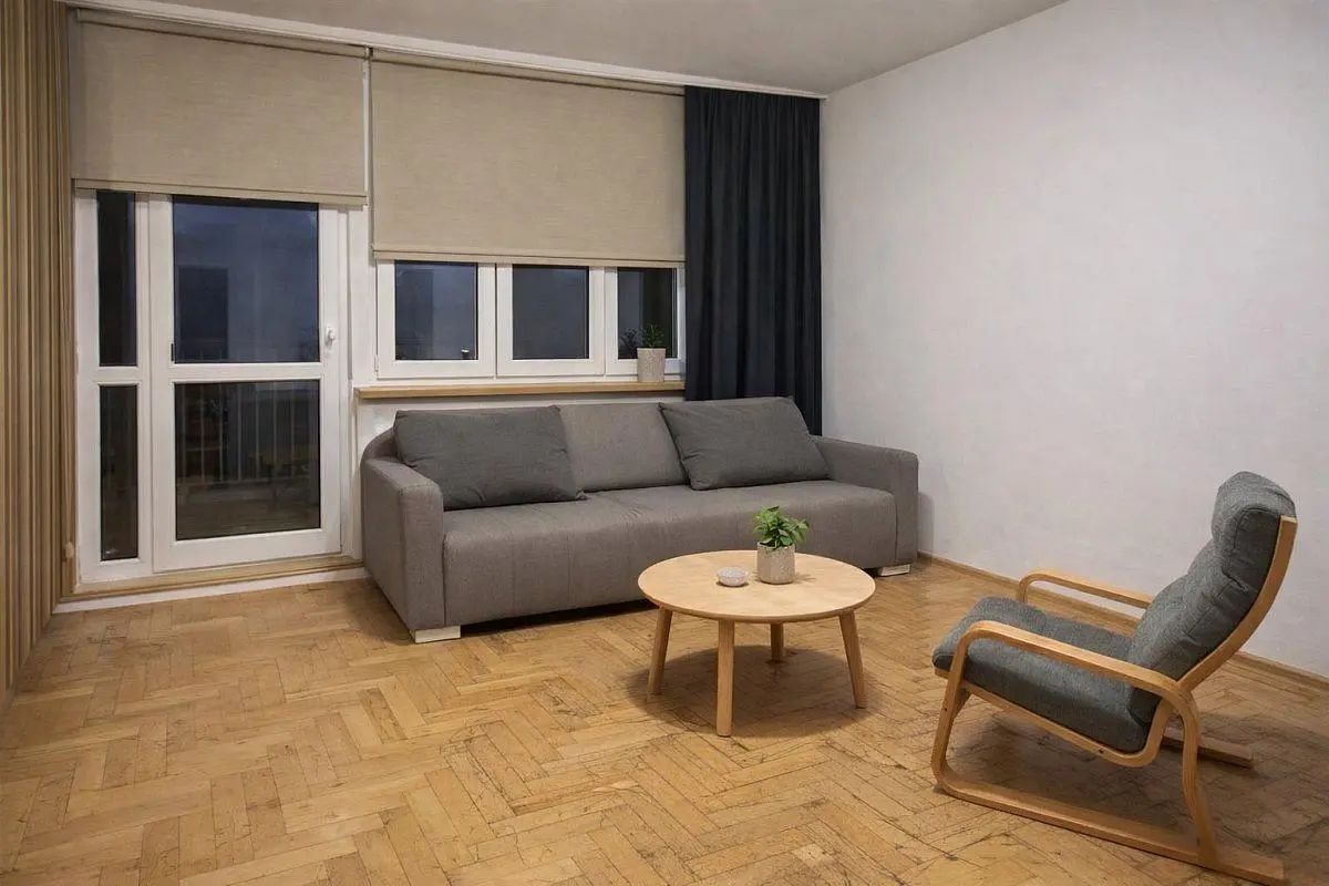 Kuhinja; kućanski aparati, drveni pod, prirodna svjetlost, moderan stil