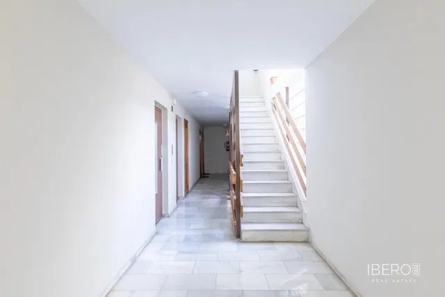 Kuhinja; kućanski aparati, drveni pod, prirodna svjetlost, moderan stil