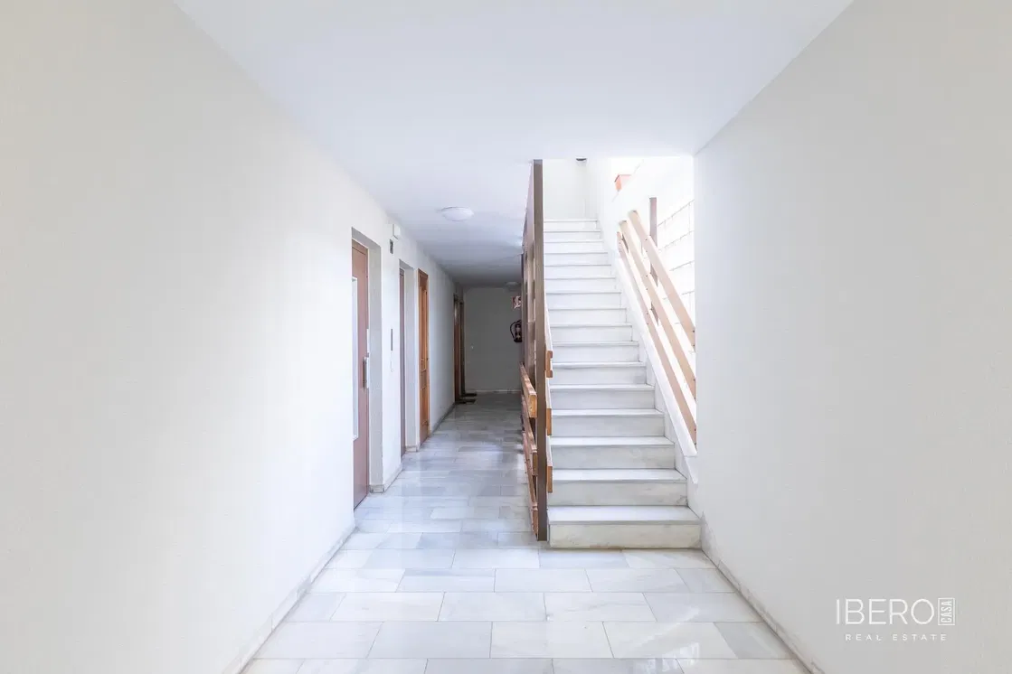 Kuhinja; kućanski aparati, drveni pod, prirodna svjetlost, moderan stil