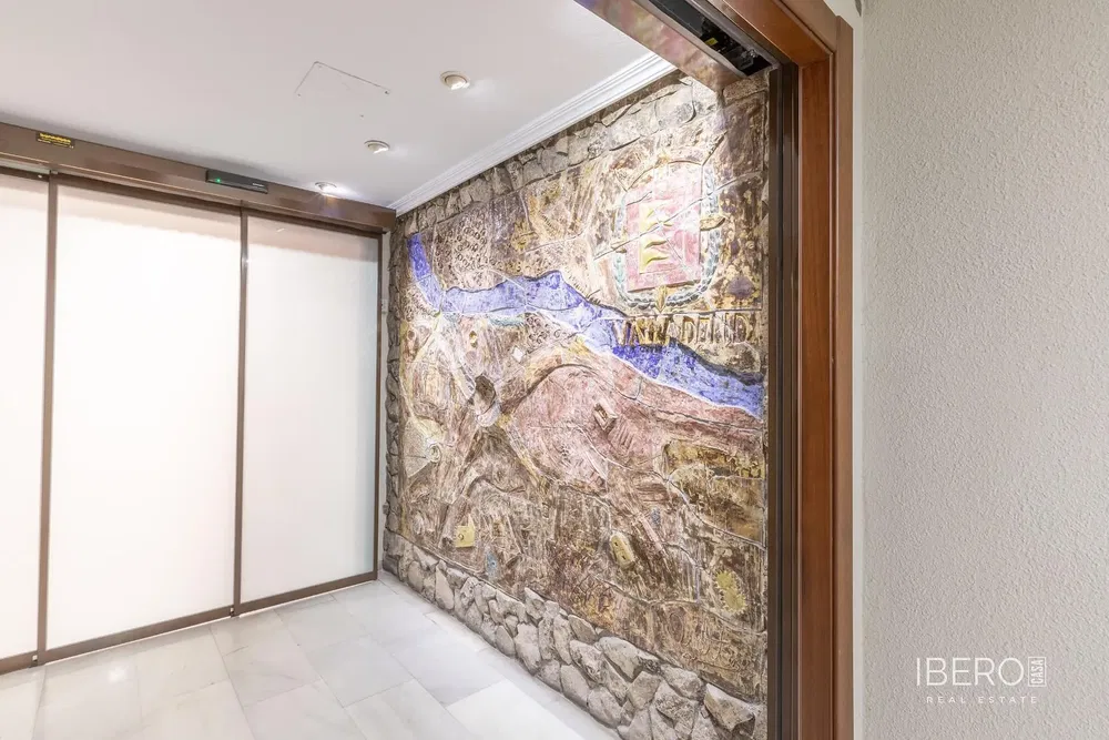 Kuhinja; kućanski aparati, drveni pod, prirodna svjetlost, moderan stil