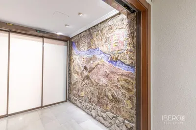 Kuhinja; kućanski aparati, drveni pod, prirodna svjetlost, moderan stil