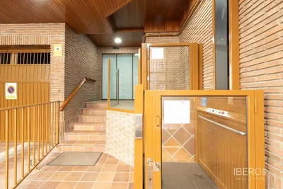 Kuhinja; kućanski aparati, drveni pod, prirodna svjetlost, moderan stil