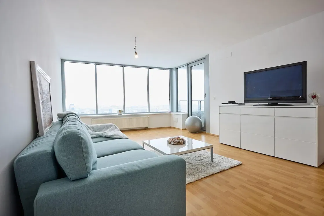 Kuhinja; kućanski aparati, drveni pod, prirodna svjetlost, moderan stil