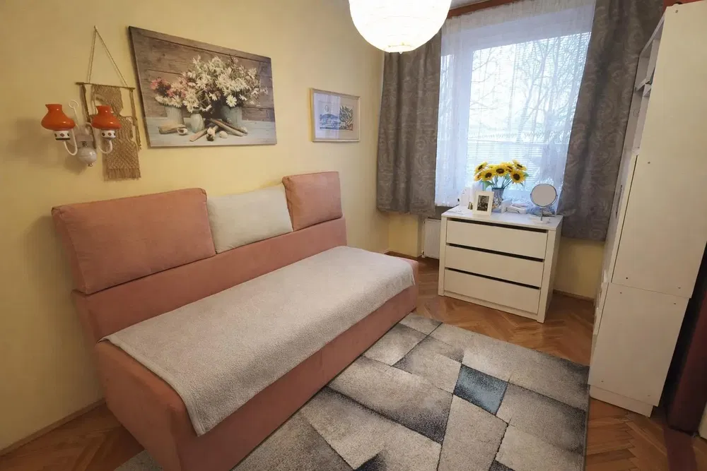 Kuhinja; kuhinjski aparati, drveni pod, prirodno svjetlo, moderni stil