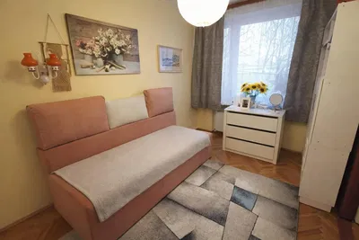 Kuhinja; kuhinjski aparati, drveni pod, prirodno svjetlo, moderni stil