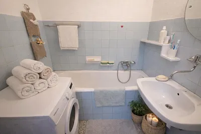 Kuhinja; kuhinjski aparati, drveni pod, prirodno svjetlo, moderni stil