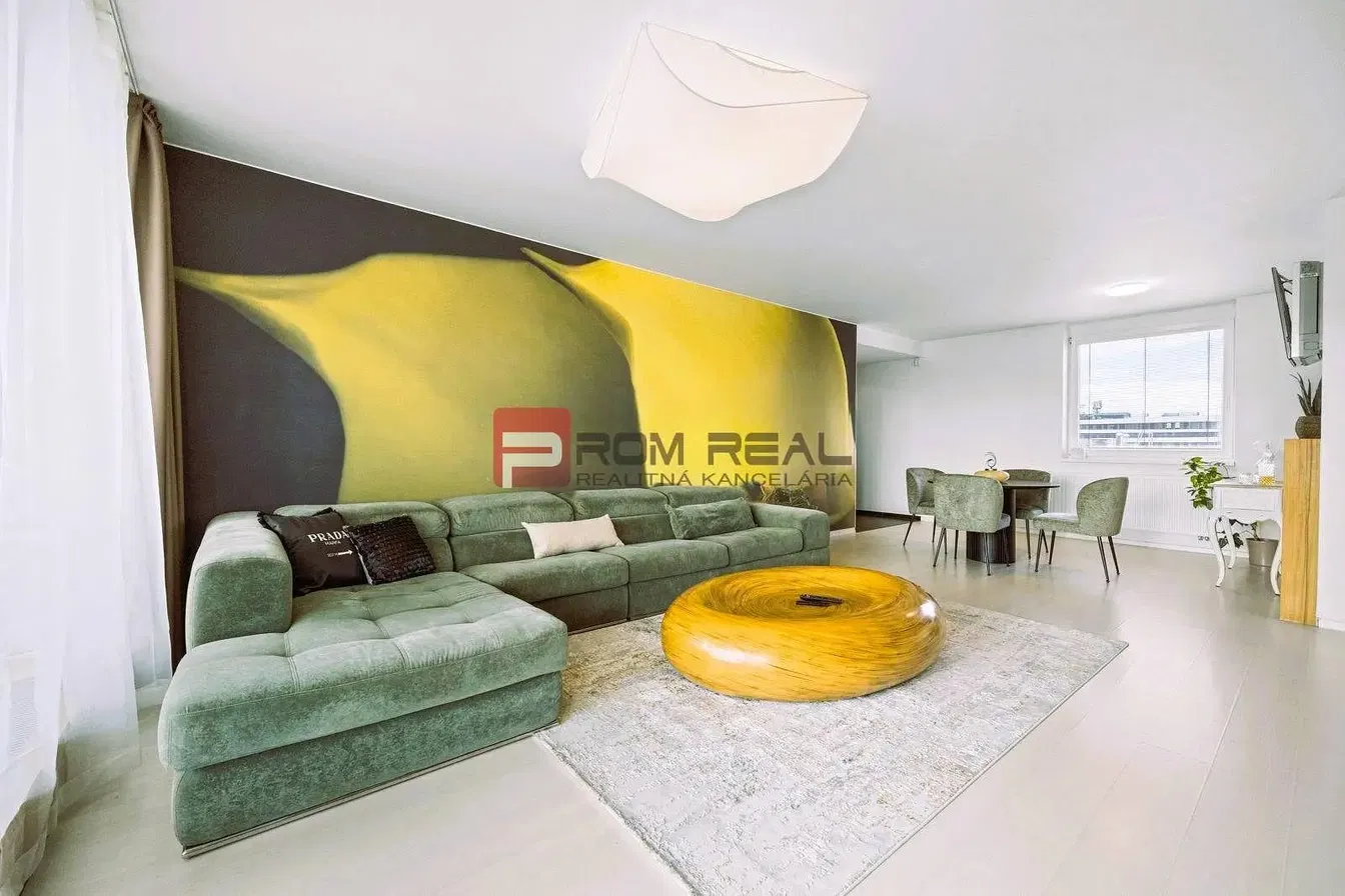 Cucina; elettrodomestici, pavimento in legno, luce naturale, stile moderno