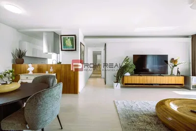 Cucina; elettrodomestici, pavimento in legno, luce naturale, stile moderno