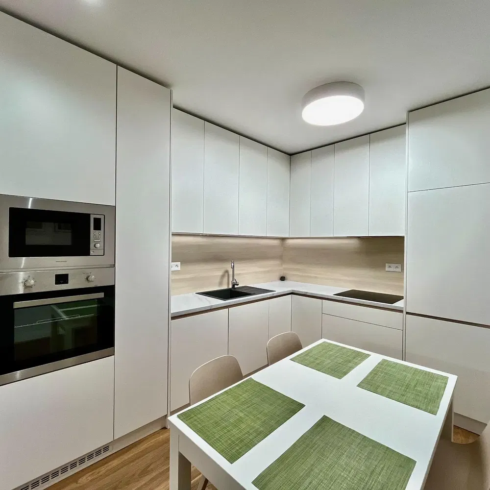 Cuisine; électroménager, parquet, lumière naturelle, style moderne