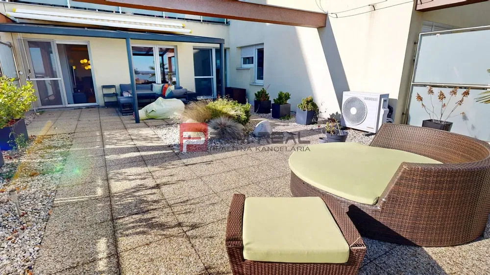 Kuchyňa; kuchynské spotrebiče, drevená podlaha, prirodzené svetlo, moderný štýl