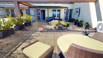 Kuchyňa; kuchynské spotrebiče, drevená podlaha, prirodzené svetlo, moderný štýl