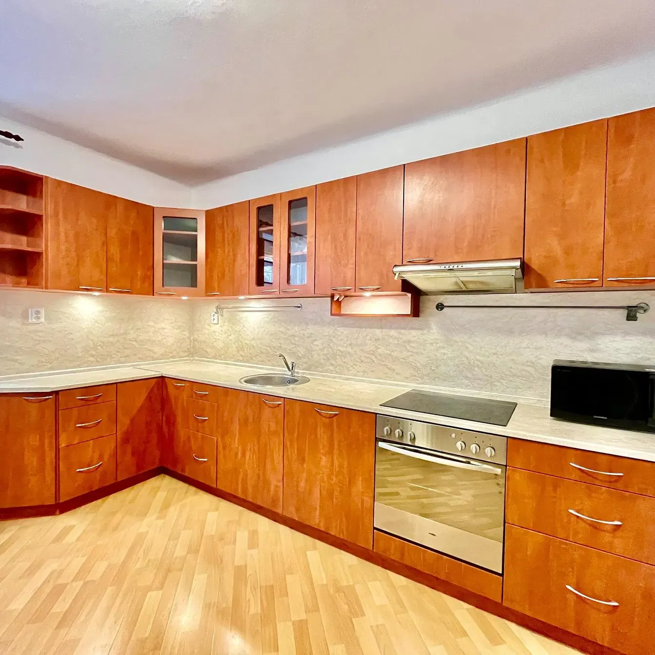 Cuisine; électroménager, parquet, lumière naturelle, style moderne