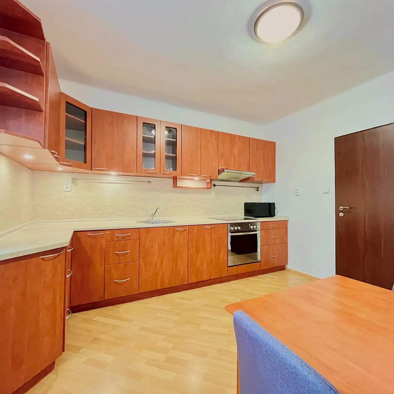 Cuisine; électroménager, parquet, lumière naturelle, style moderne