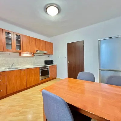 Cuisine; électroménager, parquet, lumière naturelle, style moderne