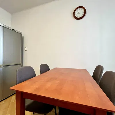 Cuisine; électroménager, parquet, lumière naturelle, style moderne