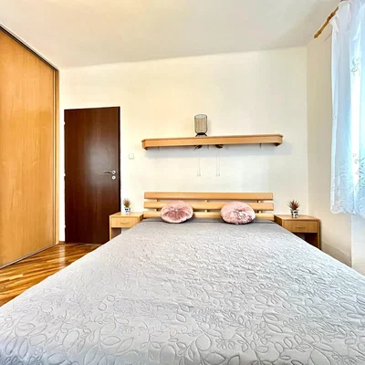 Cuisine; électroménager, parquet, lumière naturelle, style moderne