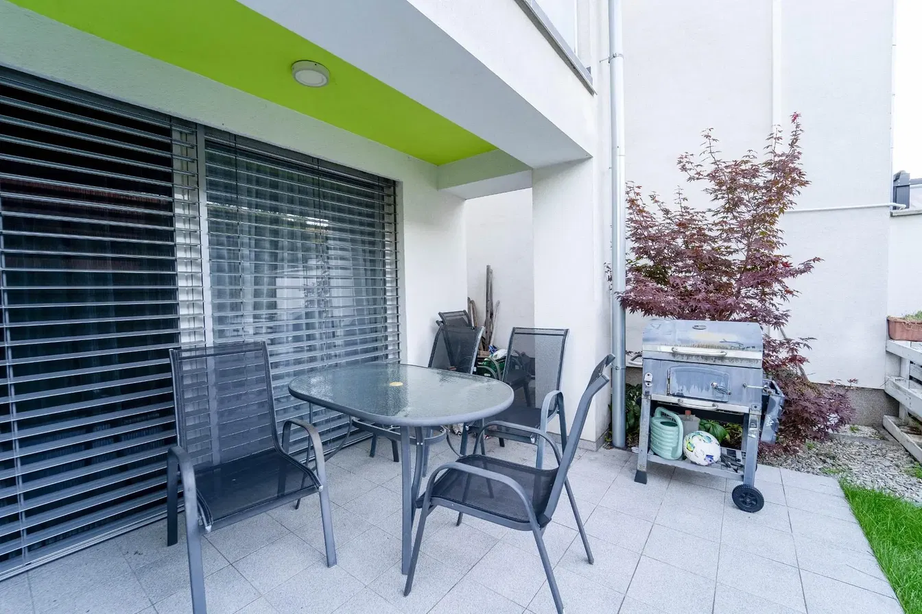 Kuhinja; kućanski aparati, drveni pod, prirodna svjetlost, moderan stil