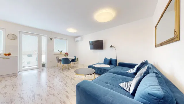 Kuhinja; kućanski aparati, drveni pod, prirodna svjetlost, moderan stil