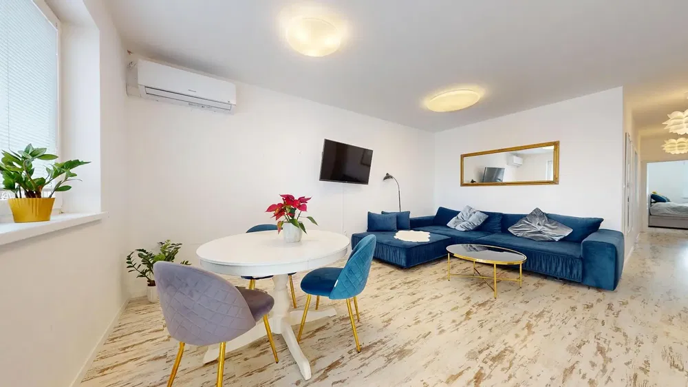 Dnevni boravak; drveni pod, prirodna svjetlost, moderan stil