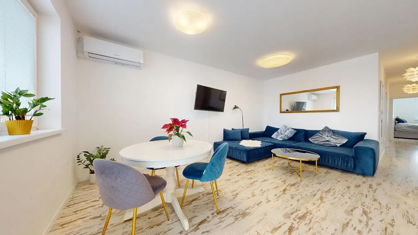 Dnevni boravak; drveni pod, prirodna svjetlost, moderan stil