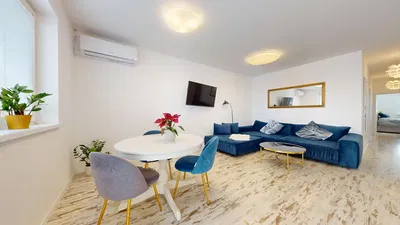 Dnevni boravak; drveni pod, prirodna svjetlost, moderan stil