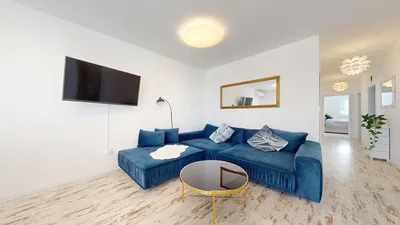 Kuhinja; kućanski aparati, drveni pod, prirodna svjetlost, moderan stil