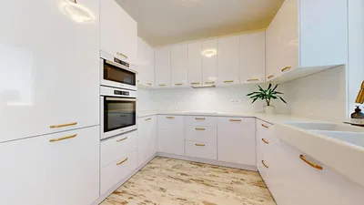 Kuhinja; kućanski aparati, drveni pod, prirodna svjetlost, moderan stil