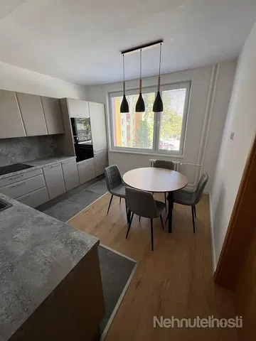 Кухиња; кухињски апарати, дрвени под, природно светло, модерни стил