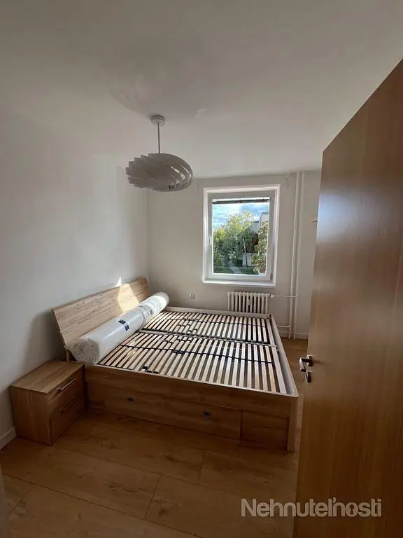 Кухиња; кухињски апарати, плочице, природно светло, модерни стил