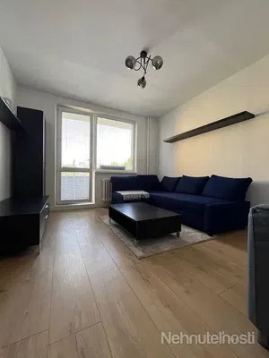 Кухиња; кухињски апарати, дрвени под, природно светло, модерни стил