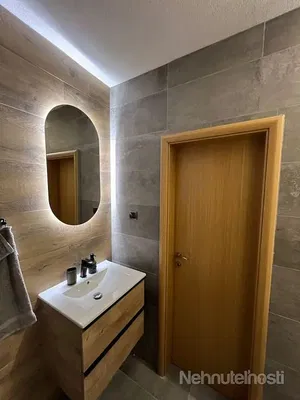 Дневна соба; дрвени под, природно светло, модерни стил