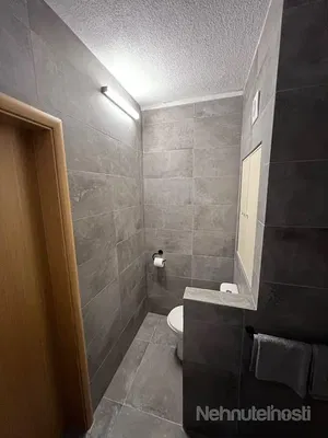 Кухиња; кухињски апарати, дрвени под, природно светло, модерни стил