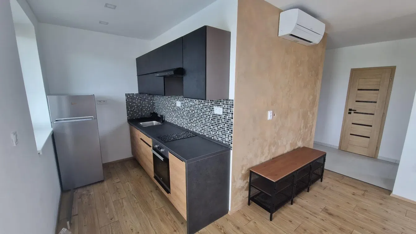 Кухиња; кухињски апарати, дрвени под, природно светло, модерни стил