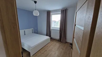 Кухиња; кухињски апарати, дрвени под, природно светло, модерни стил