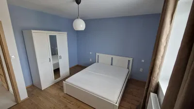 Кухиња; кухињски апарати, дрвени под, природно светло, модерни стил