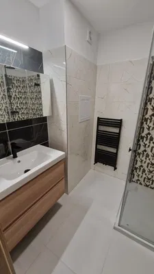 Кухиња; кухињски апарати, дрвени под, природно светло, модерни стил