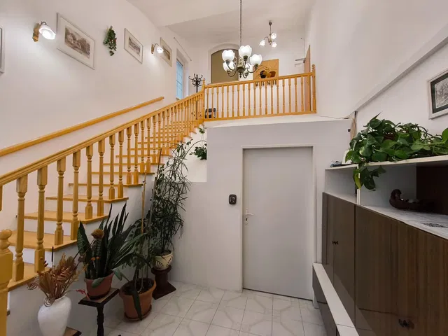 Кухиња; кухињски апарати, дрвени под, природно светло, модерни стил