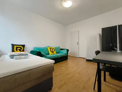 Küche; küchengeräte, holzboden, tageslicht, moderner stil