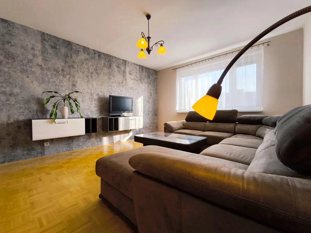 Cuisine; électroménager, parquet, lumière naturelle, style moderne