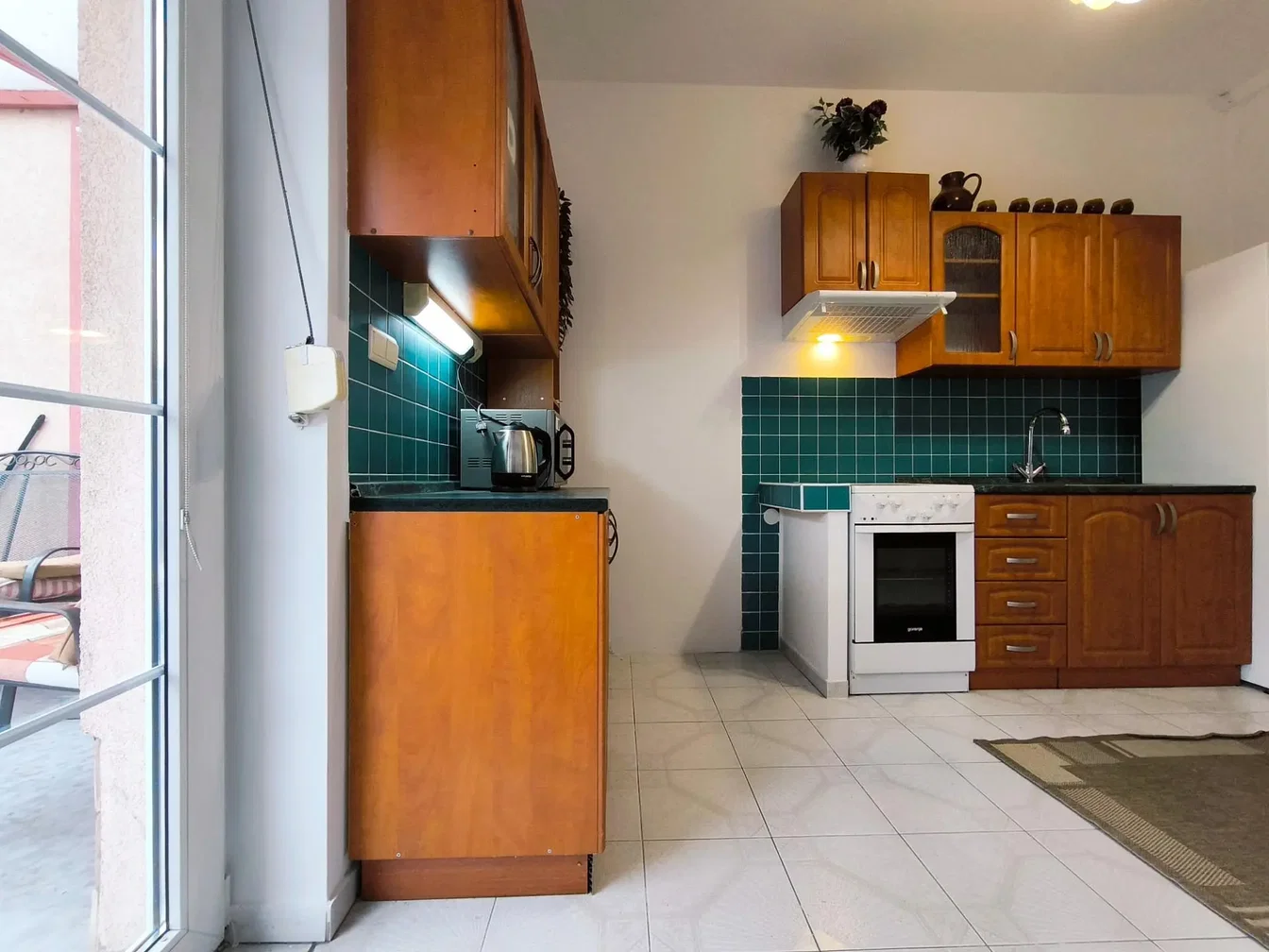 Küche; küchengeräte, holzboden, tageslicht, moderner stil