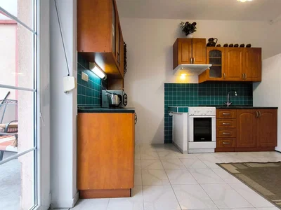 Küche; küchengeräte, holzboden, tageslicht, moderner stil