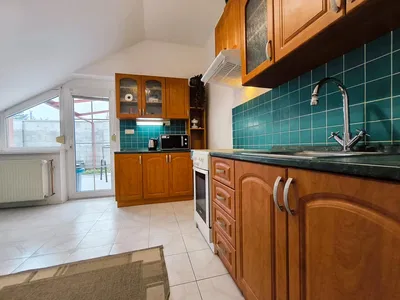 Küche; küchengeräte, holzboden, tageslicht, moderner stil