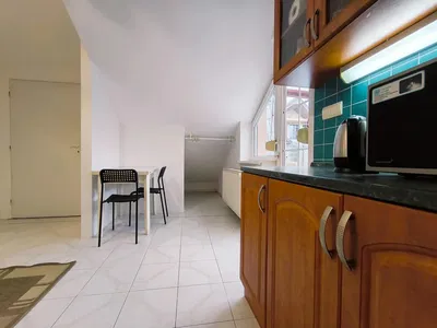 Küche; küchengeräte, holzboden, tageslicht, moderner stil