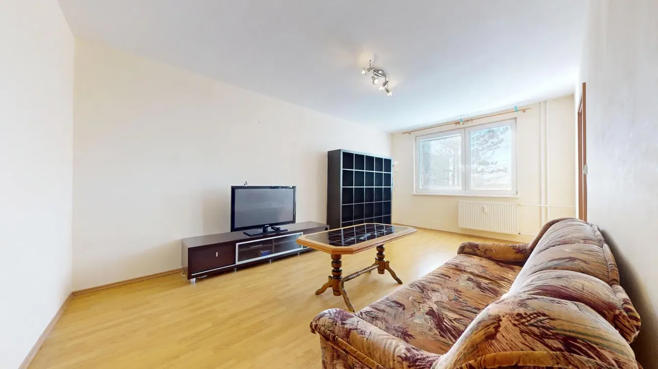 Кухиња; кухињски апарати, дрвени под, природно светло, модерни стил