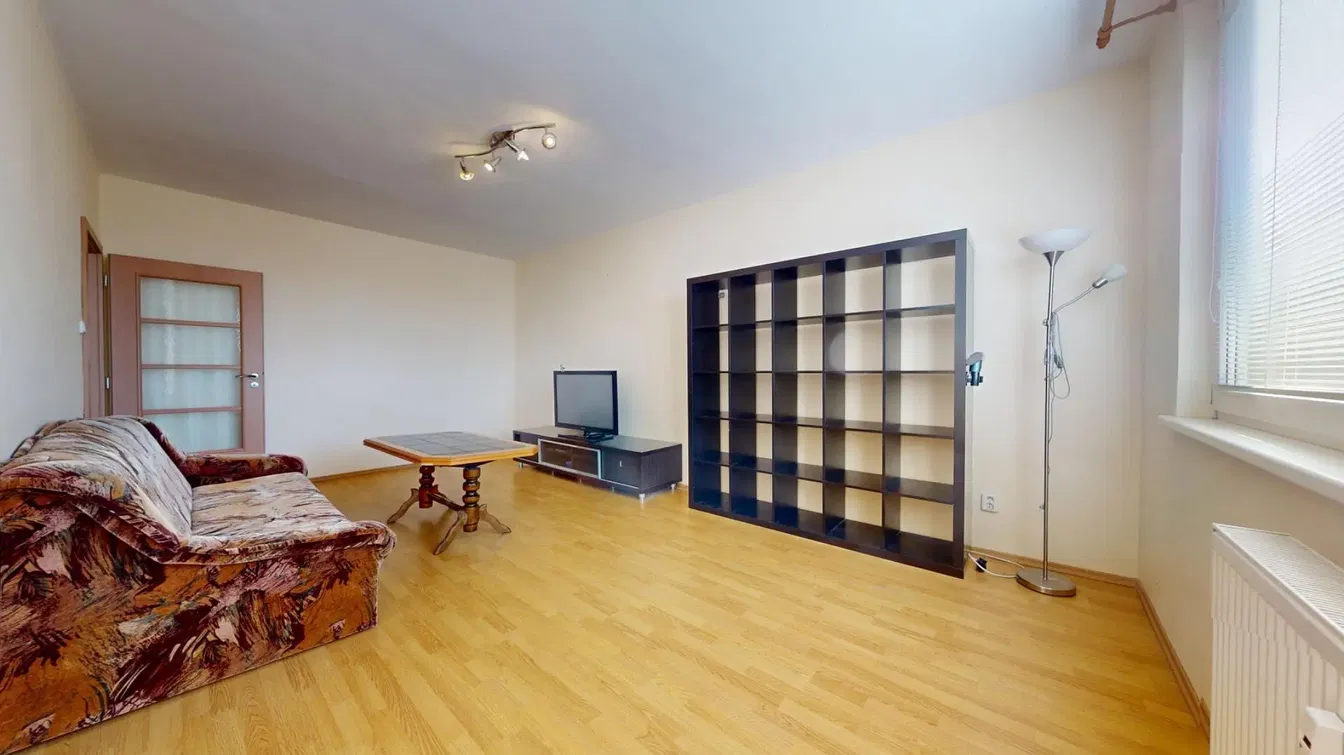 Дневна соба; дрвени под, природно светло, модерни стил