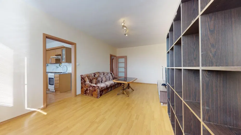 Кухиња; кухињски апарати, дрвени под, природно светло, модерни стил