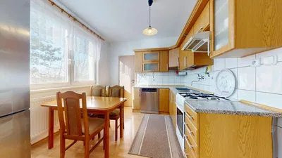 Дневна соба; дрвени под, природно светло, модерни стил